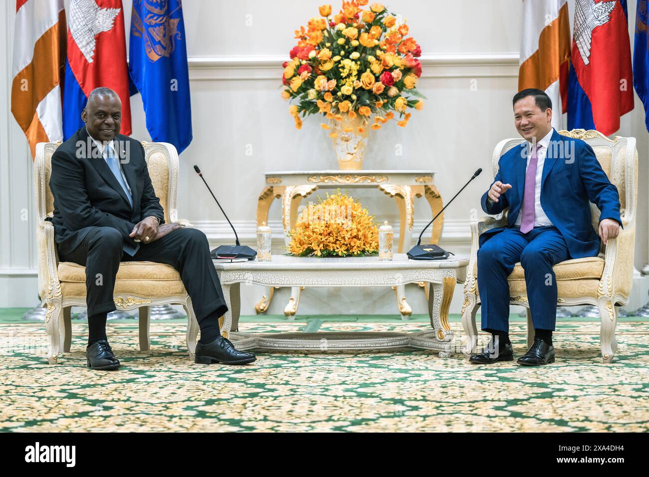 Phnom Penh, Kambodscha. Juni 2024. US-Verteidigungsminister Lloyd Austin, links, vor Beginn eines bilateralen Treffens mit dem kambodschanischen Premierminister Hun Manet, rechts, im Friedenspalast, 4. Juni 2024 in Phnom Penh, Kambodscha. Quelle: Chad McNeeley/DOD Photo/Alamy Live News Stockfoto