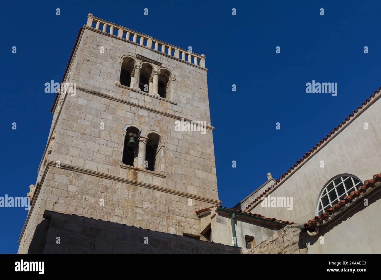 Fotografie einer alten katholischen Kirche im historischen Zentrum des alten Pag Dorfes mit blauem Himmel über Kroatien Stockfoto