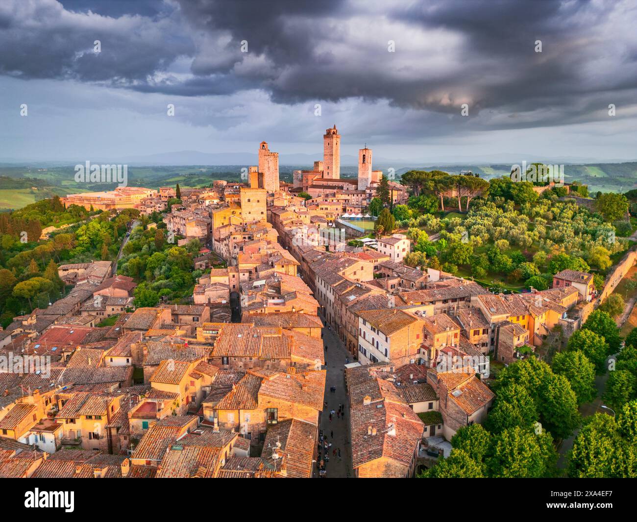 San Gimignano, Toskana. Blick aus der Vogelperspektive auf die berühmte mittelalterliche Bergstadt mit ihrer Skyline aus mittelalterlichen Türmen, einschließlich des Torre Grossa aus Stein. UNESCO World H Stockfoto