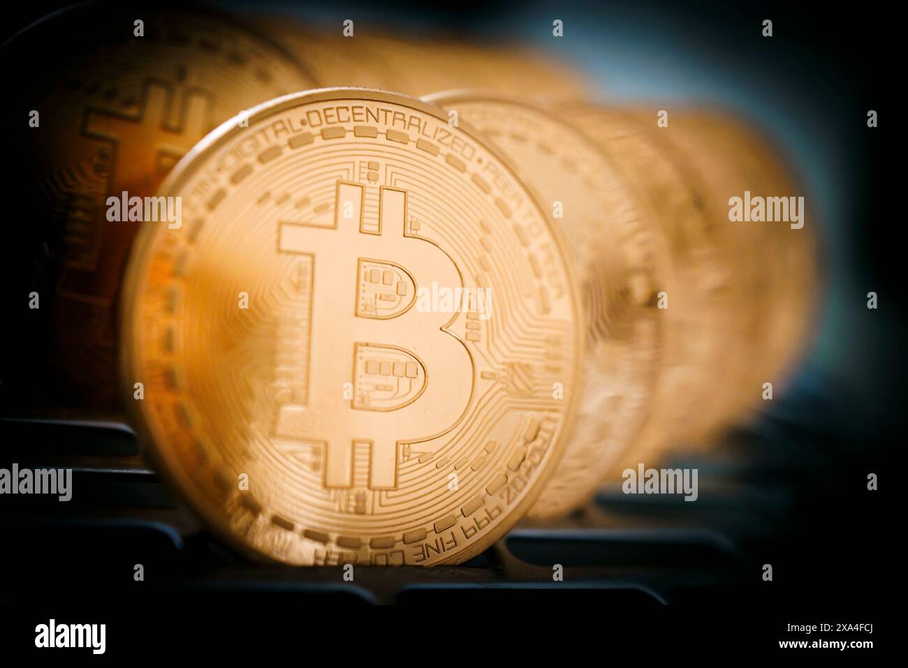 Berlin, Deutschland. Juni 2024. Symbolisches Foto zum Thema Bitcoin - digitale Währung. Bitcoin Coins. Berlin, 4. Juni 2024. Quelle: dpa/Alamy Live News Stockfoto