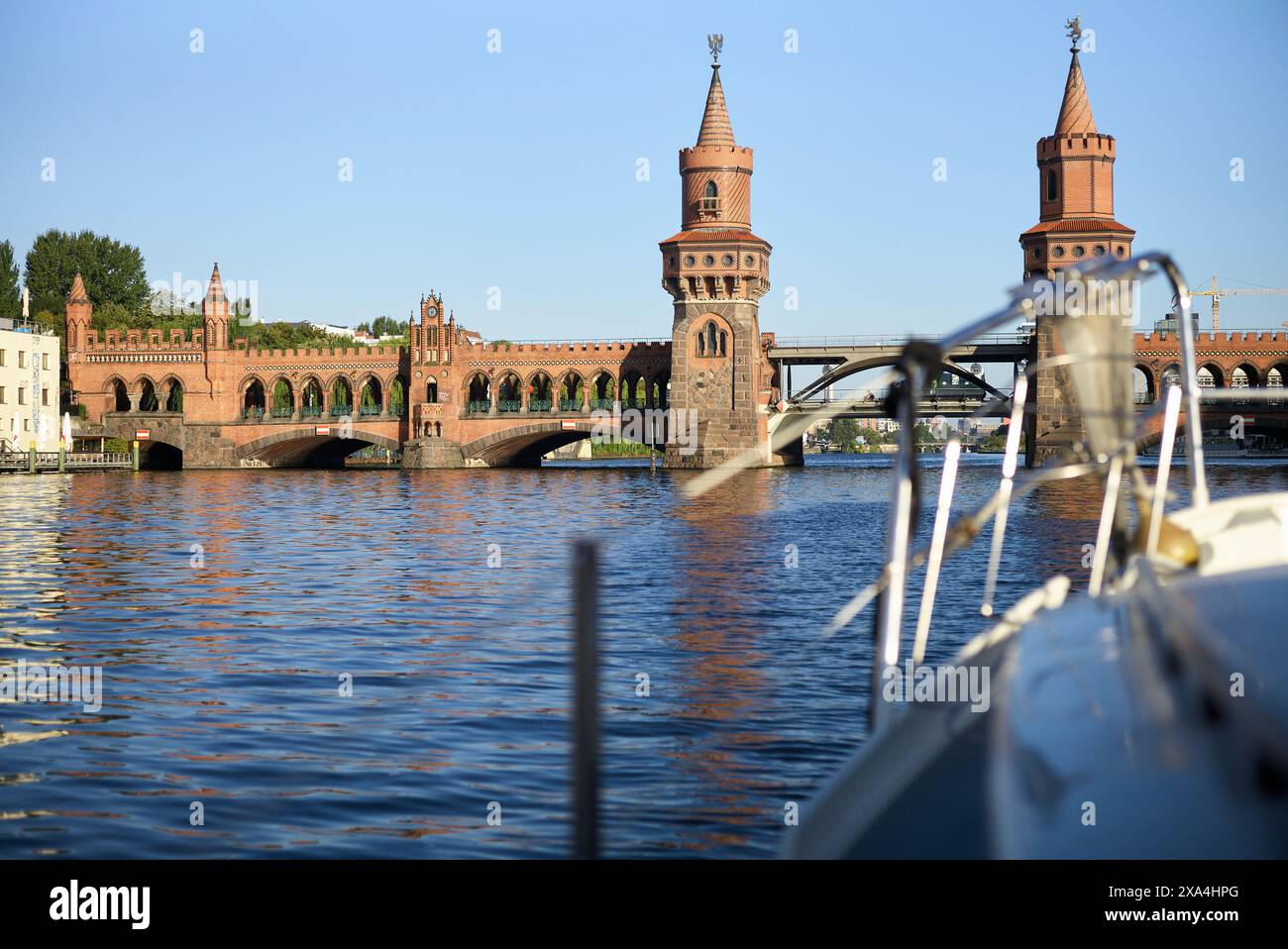 Das Bild zeigt die Oberbaumbrücke über die Spree in Berlin aus der Perspektive eines Bootsbogens. Stockfoto