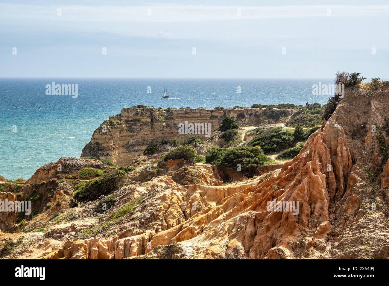 Praia da Marinha Beach zwischen Felseninseln und Klippen vom Seven Hanging Valleys Trail, Percurso dos Sete Vales Suspensos. Algarve, Portugal Stockfoto