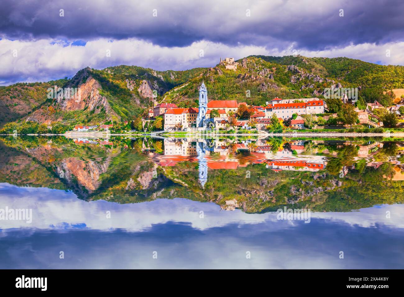 Durnstein, Österreich. Wachau-Tal an der Donau, wunderschöne Herbstlandschaft. Stockfoto