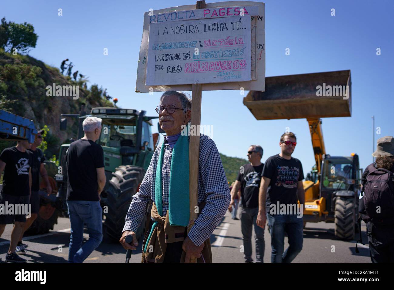 La Jonquera, Spanien - 3. Juni 2024: Während der Demonstration gesehen. Hundredrs von Landwirten aus Spanien und Frankreich blockierten die Autobahnen an den wichtigsten Grenzübergängen zwischen den beiden Ländern, um gegen EU-Vorschriften über die Industrie, eine Erhöhung der Besteuerung und den Import von Erzeugnissen aus dem Ausland zu protestieren. (Foto: Davide Bonaldo/SIPA USA) Stockfoto