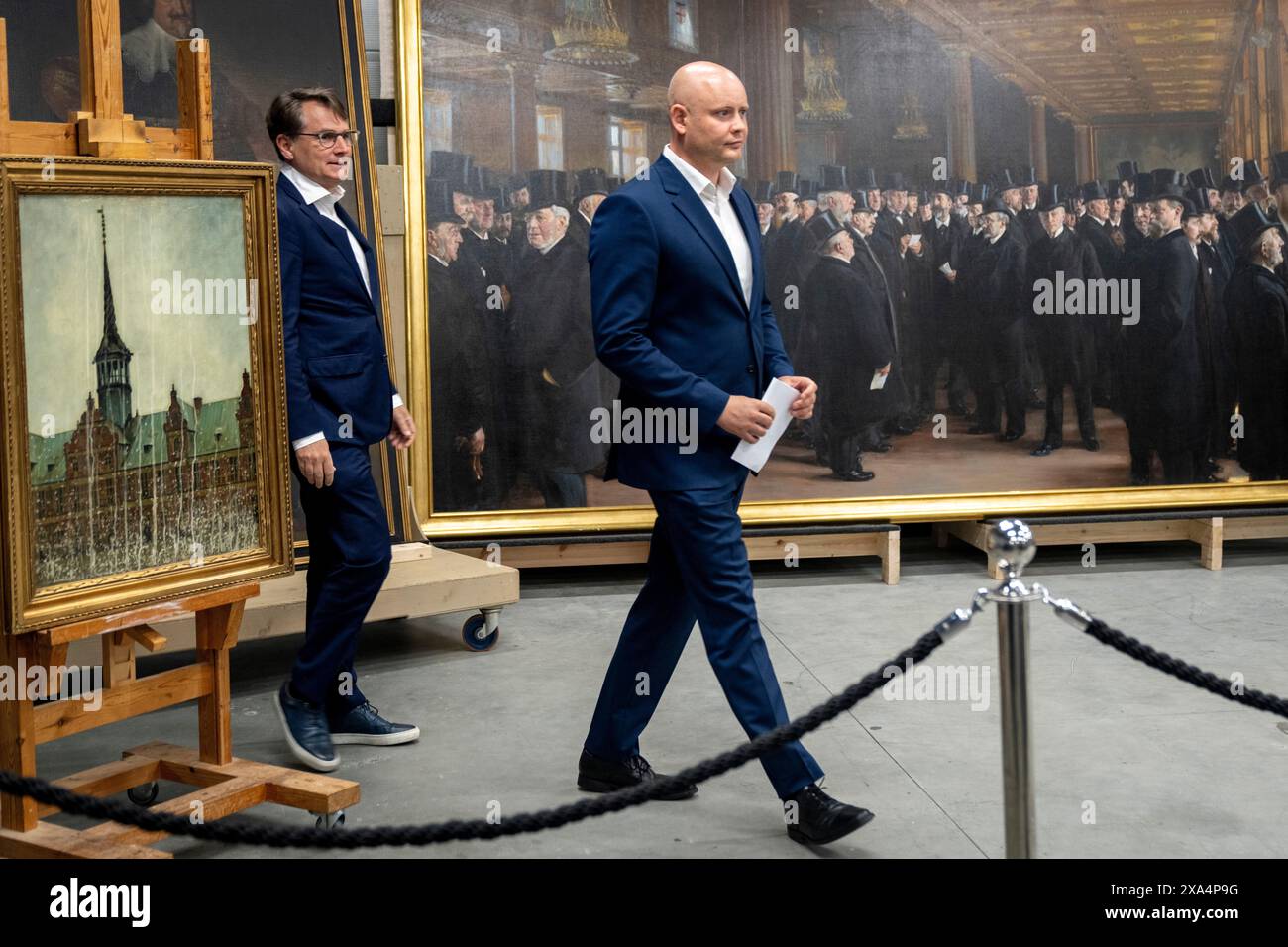 Vinge, Dänemark. Juni 2024. Kulturminister Jakob Engel-Schmidt (rechts) und der Geschäftsführer der dänischen Wirtschaft Brian Mikkelsen, wie sie zusammen mit dem Direktor des Nationalmuseums am Dienstag, den 4. Juni 2024, den Status von Kunstwerken der Börse im Lager des Nationalmuseums in Vinge verleihen. Die Börse in Kopenhagen brannte am 16. April 2024 ab. Mehr als 300 Kunstobjekte wurden aus dem brennenden Gebäude gerettet. (Foto: Ida Marie Odgaard/Ritzau Scanpix) Credit: Ritzau/Alamy Live News Stockfoto