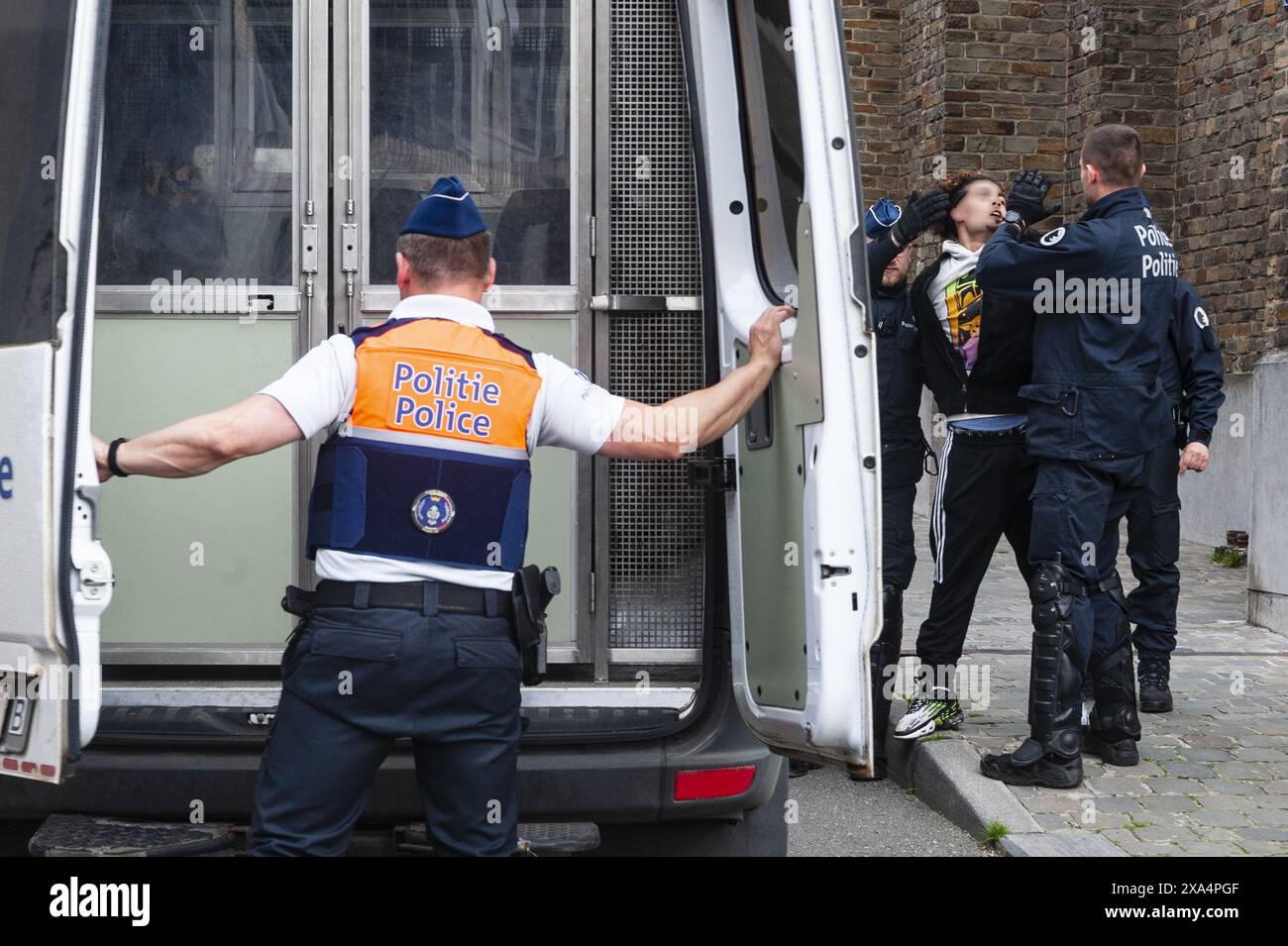 Nicolas Landemard / Le Pictorium - Demonstration gegen den Besuch von Eli Barnavi. - 03/06/2024 - Belgien / Brüssel / Brüssel - über hundert Studenten demonstrierten heute gegen den Besuch von Eli Barnavi. Der Historiker und ehemalige israelische Botschafter wurde zu einer von der ULB organisierten Konferenz in der Flagey-Halle in der belgischen Hauptstadt eingeladen. Eine riesige Polizeieinheit wurde eingesetzt, um Demonstrationen vor der Halle zu verhindern, was zu einem großen Verkehrsproblem führte. Die Studenten konnten sich nicht nähern und gingen zurück in Richtung der israelischen Botschaft, die zum aktuellen Schauplatz für Demonstrationen in geworden war Stockfoto