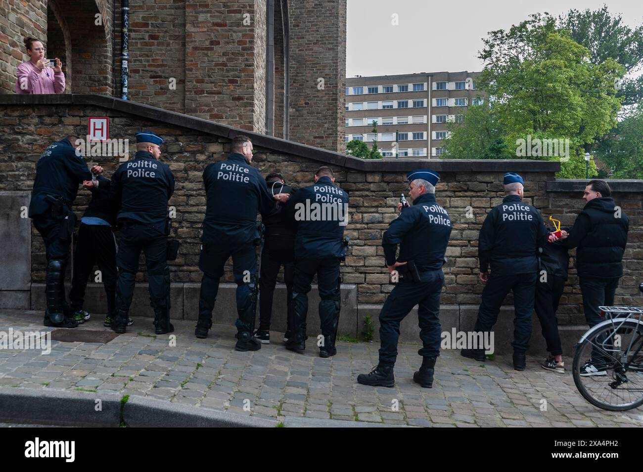 Nicolas Landemard / Le Pictorium - Demonstration gegen den Besuch von Eli Barnavi. - 03/06/2024 - Belgien / Brüssel / Brüssel - über hundert Studenten demonstrierten heute gegen den Besuch von Eli Barnavi. Der Historiker und ehemalige israelische Botschafter wurde zu einer von der ULB organisierten Konferenz in der Flagey-Halle in der belgischen Hauptstadt eingeladen. Eine riesige Polizeieinheit wurde eingesetzt, um Demonstrationen vor der Halle zu verhindern, was zu einem großen Verkehrsproblem führte. Die Studenten konnten sich nicht nähern und gingen zurück in Richtung der israelischen Botschaft, die zum aktuellen Schauplatz für Demonstrationen in geworden war Stockfoto
