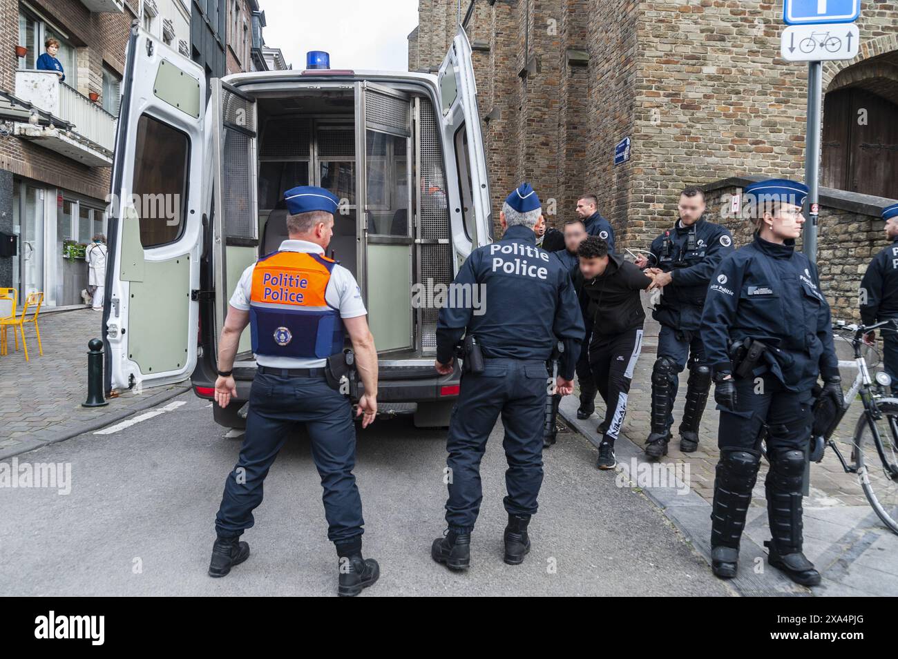 Nicolas Landemard / Le Pictorium - Demonstration gegen den Besuch von Eli Barnavi. - 03/06/2024 - Belgien / Brüssel / Brüssel - über hundert Studenten demonstrierten heute gegen den Besuch von Eli Barnavi. Der Historiker und ehemalige israelische Botschafter wurde zu einer von der ULB organisierten Konferenz in der Flagey-Halle in der belgischen Hauptstadt eingeladen. Eine riesige Polizeieinheit wurde eingesetzt, um Demonstrationen vor der Halle zu verhindern, was zu einem großen Verkehrsproblem führte. Die Studenten konnten sich nicht nähern und gingen zurück in Richtung der israelischen Botschaft, die zum aktuellen Schauplatz für Demonstrationen in geworden war Stockfoto