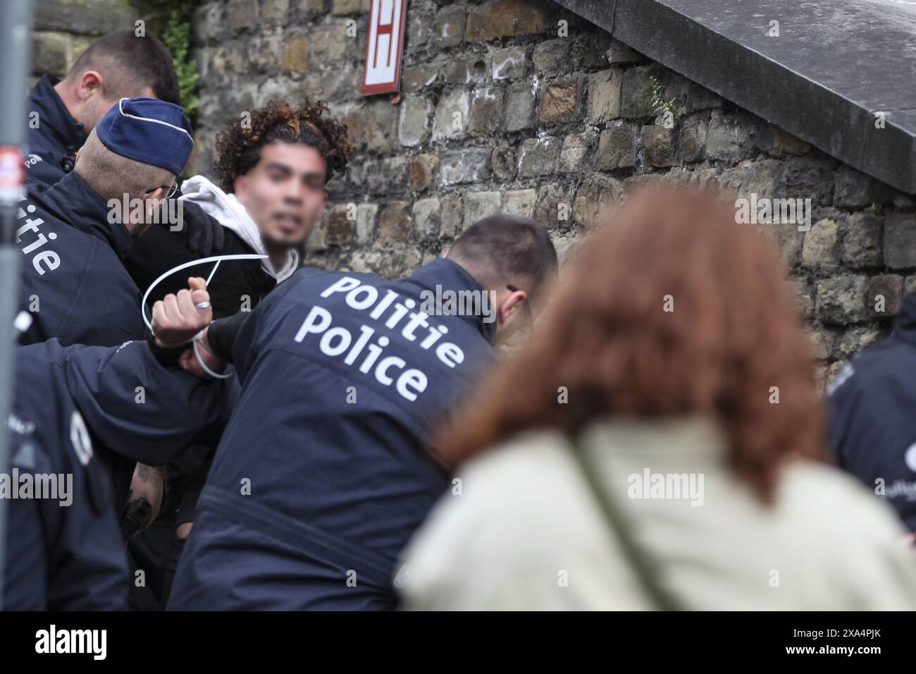 Nicolas Landemard / Le Pictorium - Demonstration gegen den Besuch von Eli Barnavi. - 03/06/2024 - Belgien / Brüssel / Brüssel - über hundert Studenten demonstrierten heute gegen den Besuch von Eli Barnavi. Der Historiker und ehemalige israelische Botschafter wurde zu einer von der ULB organisierten Konferenz in der Flagey-Halle in der belgischen Hauptstadt eingeladen. Eine riesige Polizeieinheit wurde eingesetzt, um Demonstrationen vor der Halle zu verhindern, was zu einem großen Verkehrsproblem führte. Die Studenten konnten sich nicht nähern und gingen zurück in Richtung der israelischen Botschaft, die zum aktuellen Schauplatz für Demonstrationen in geworden war Stockfoto