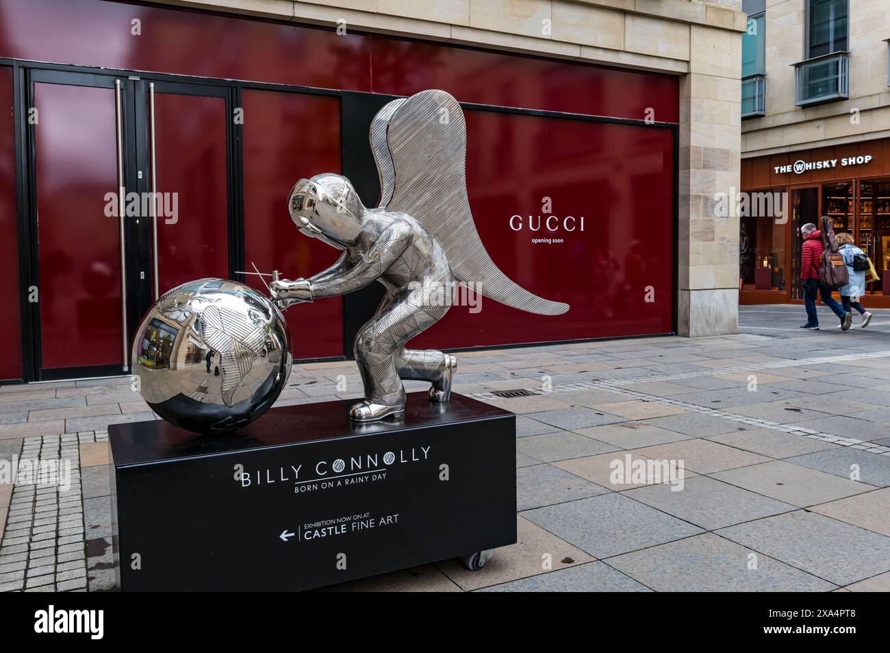 Silberne Skulptur Werbung Billy Connolly Born on A Rainy Day Ausstellung , Castle Fine Art, Multrees Walk, Edinburgh, Schottland, UK Stockfoto