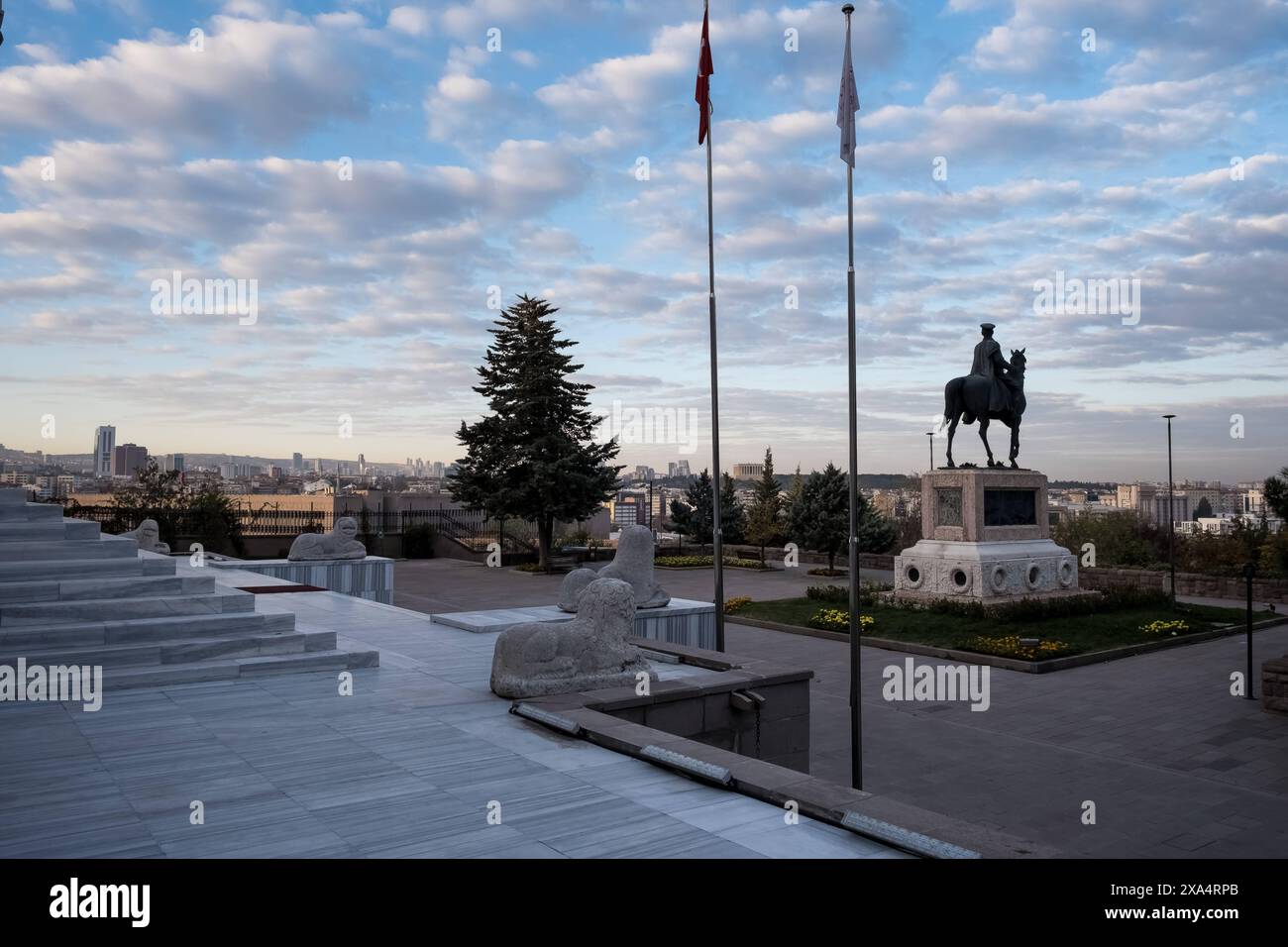 Blick auf die Stadt vom Ethnographischen Museum mit der Statue von Atatürk, einem Feldmarschall und Gründungsvater der Republik Türkei im Vorland Stockfoto