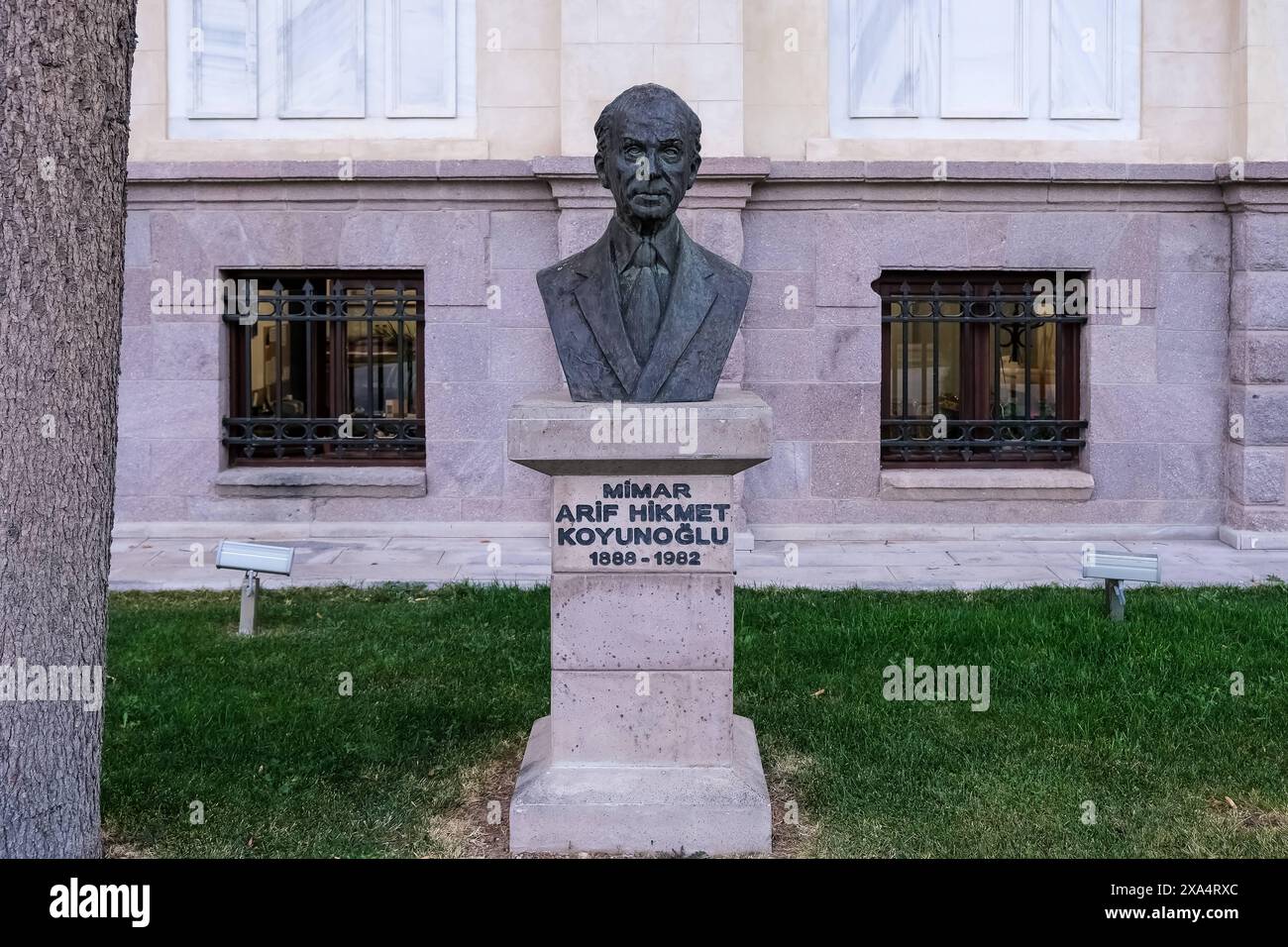 Büste von Arif Hikmet Koyunoglu, türkischer Architekt und Designer des Staatlichen Kunst- und Skulpturenmuseums, und angrenzendes Ethnografiemuseum in Ankara, Anatolien Stockfoto