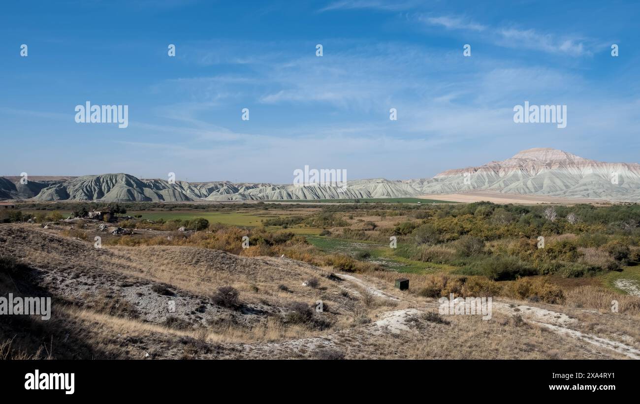 Blick auf NallÄhans farbenfrohe Berge von Davutoglan, einem Viertel im Bezirk NallÄhan, Provinz Ankara, Anatolien, Türkei, Eurasia Copyrigh Stockfoto