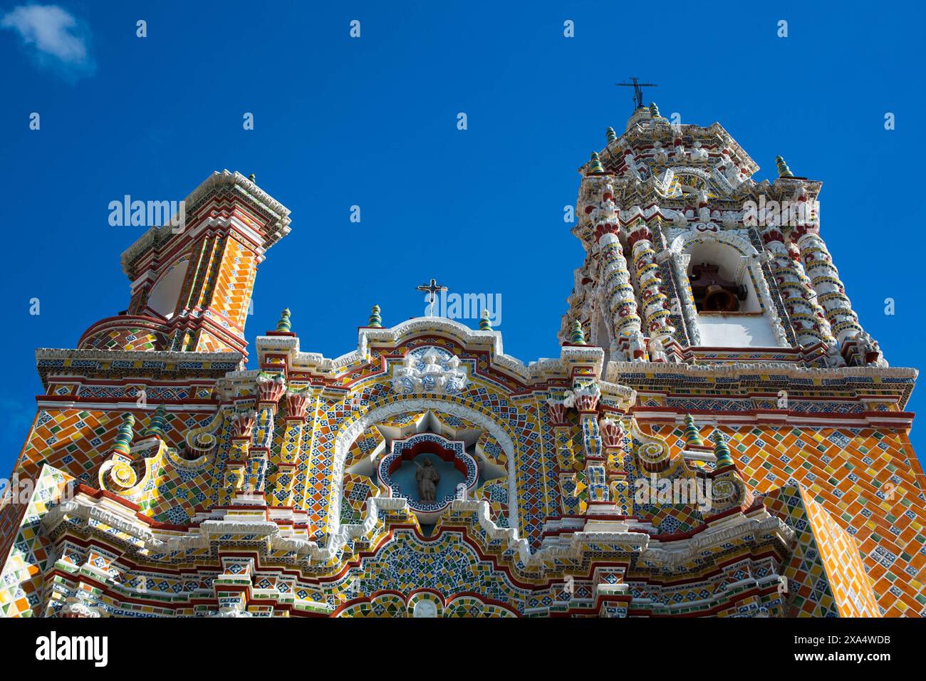 Fassade mit polychromem Barockdekor mit Talavera Azulejos, Kirche San Francisco Acatepec, gegründet Mitte des 16. Jahrhunderts, San Francisco Acatepec, P Stockfoto