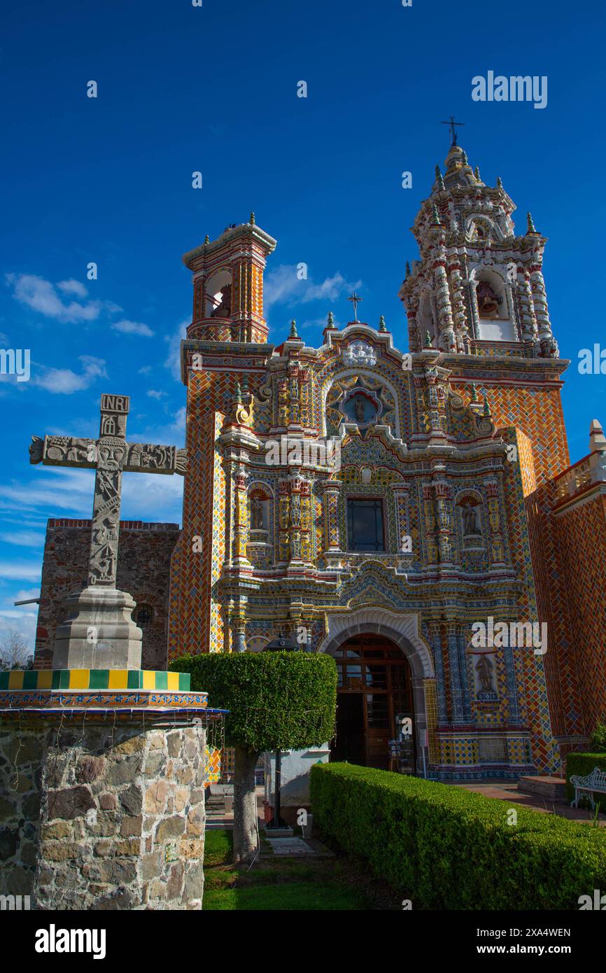 Fassade mit polychromem Barockdekor mit Talavera Azulejos, Kirche San Francisco Acatepec, gegründet Mitte des 16. Jahrhunderts, San Francisco Acatepec, P Stockfoto