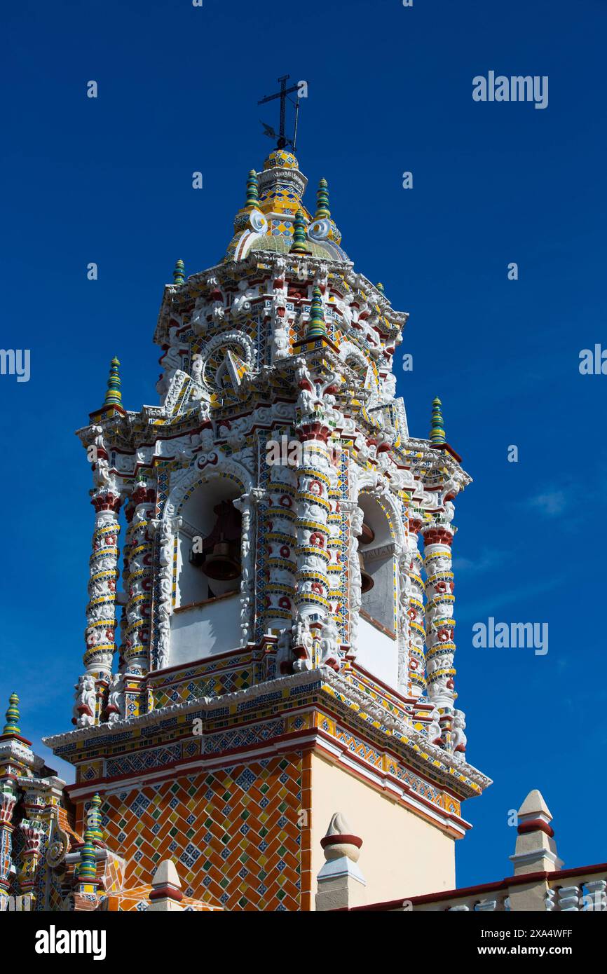 Glockenturm, Fassade mit polychromem Barockdekor mit Talavera Azulejos, Kirche von San Francisco Acatepec, gegründet Mitte des 16. Jahrhunderts, San Francisco Stockfoto