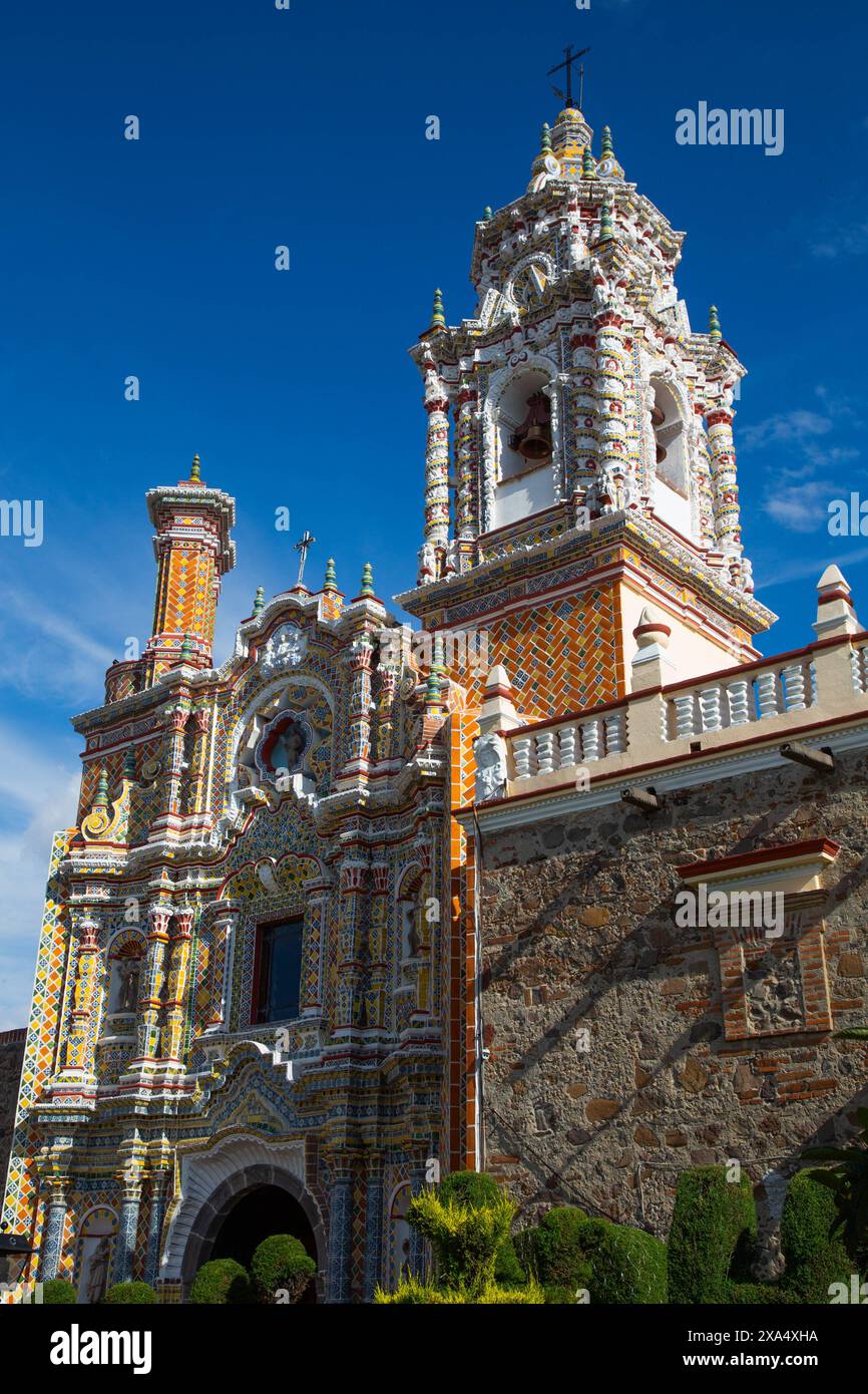 Fassade mit polychromem Barockdekor mit Talavera Azulejos, Kirche San Francisco Acatepec, gegründet Mitte des 16. Jahrhunderts, San Francisco Acatepec, P Stockfoto