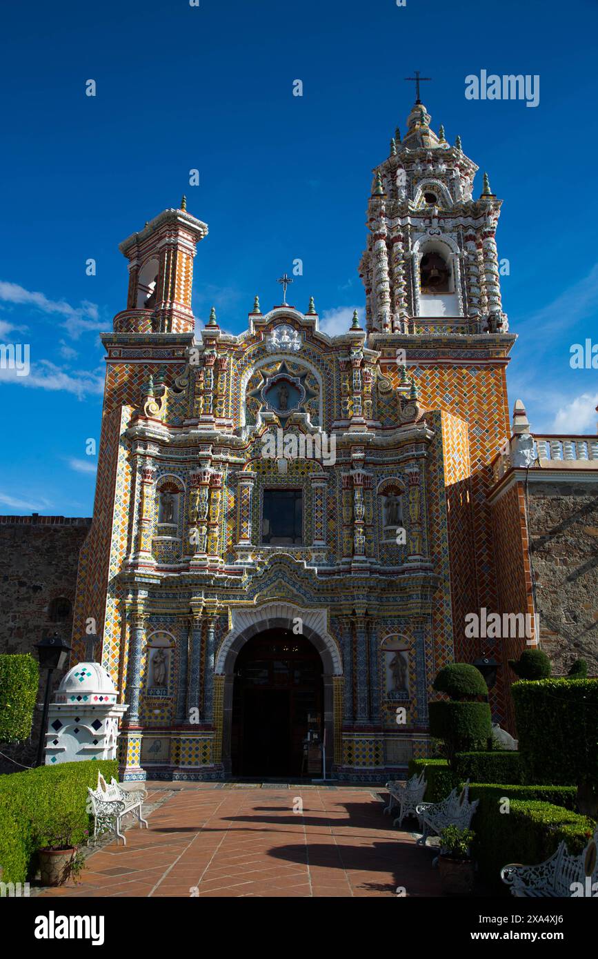 Fassade mit polychromem Barockdekor mit Talavera Azulejos, Kirche San Francisco Acatepec, gegründet Mitte des 16. Jahrhunderts, San Francisco Acatepec, P Stockfoto