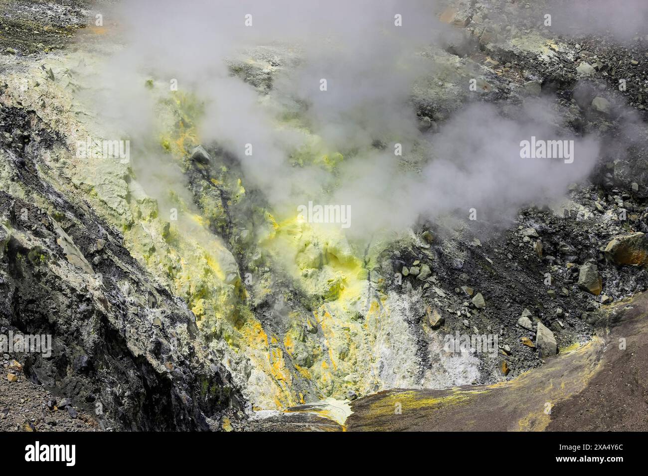 Dampfende Fumarole mit Schwefelablagerungen im aktiven Krater Tompaluan am Vulkan Mount Lokon in der Nähe von Tomohon City, Gunung Lokon, Tomohon, North Sulawesi, in Stockfoto