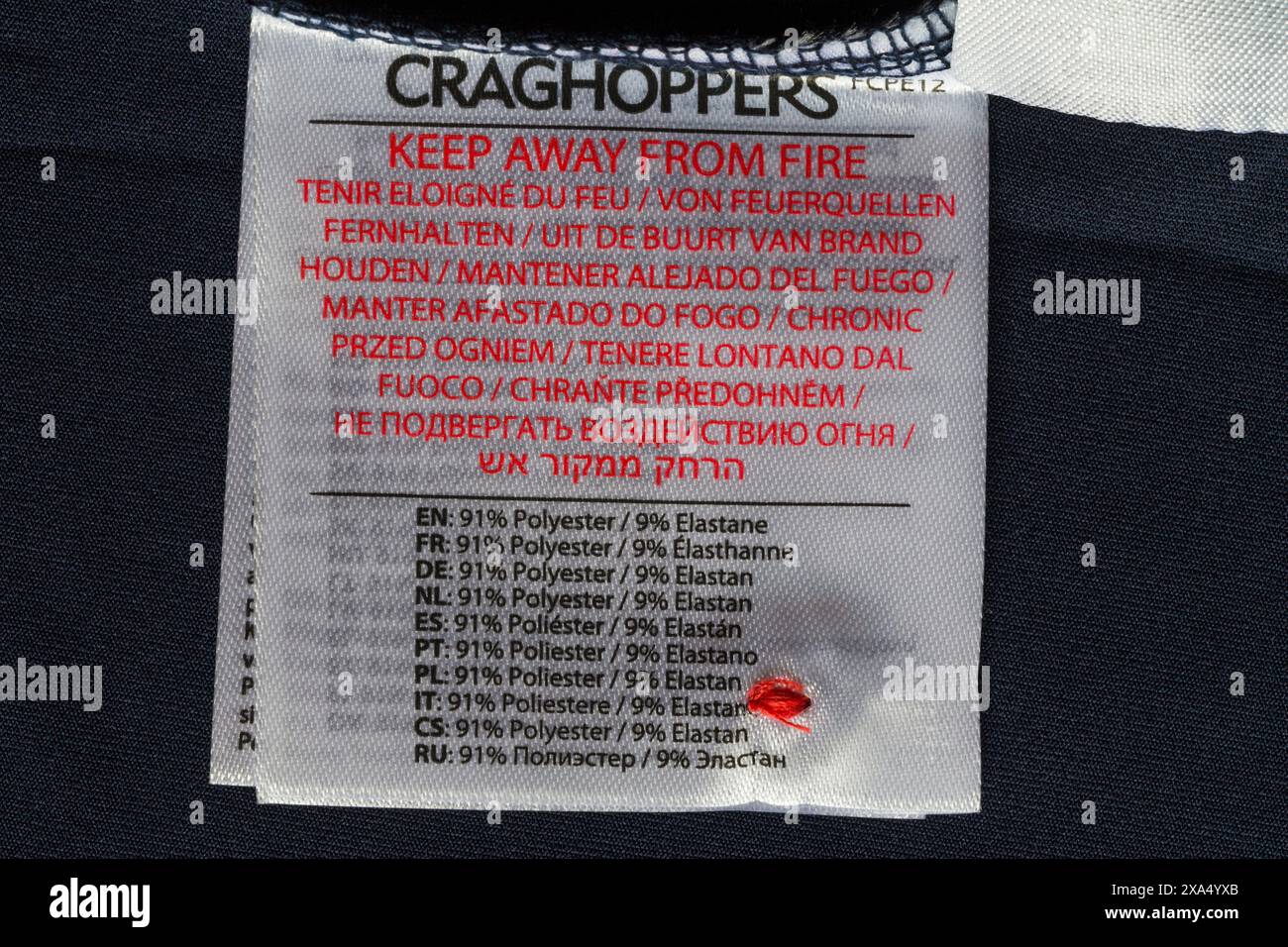 Craghoppers-Etikett – vom Feuer fernhalten 91 % Polyester 9 % Elasthan in vielen verschiedenen Sprachen Stockfoto