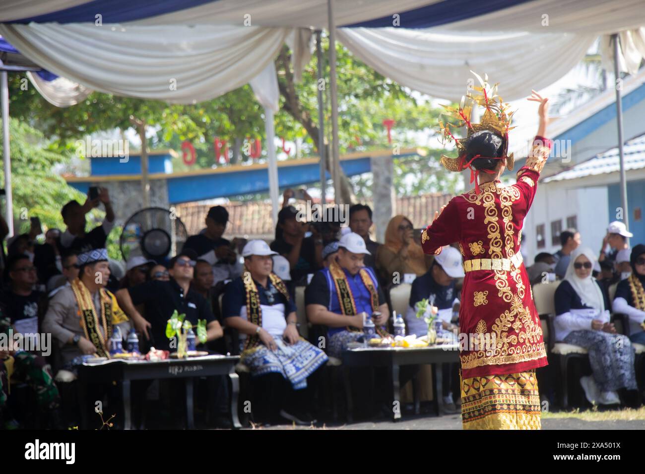 Frauen führen einen traditionellen Lampung-Tanz zur Eröffnung der WSL „World Surf League“ Krui Pro 2024 auf. Stockfoto