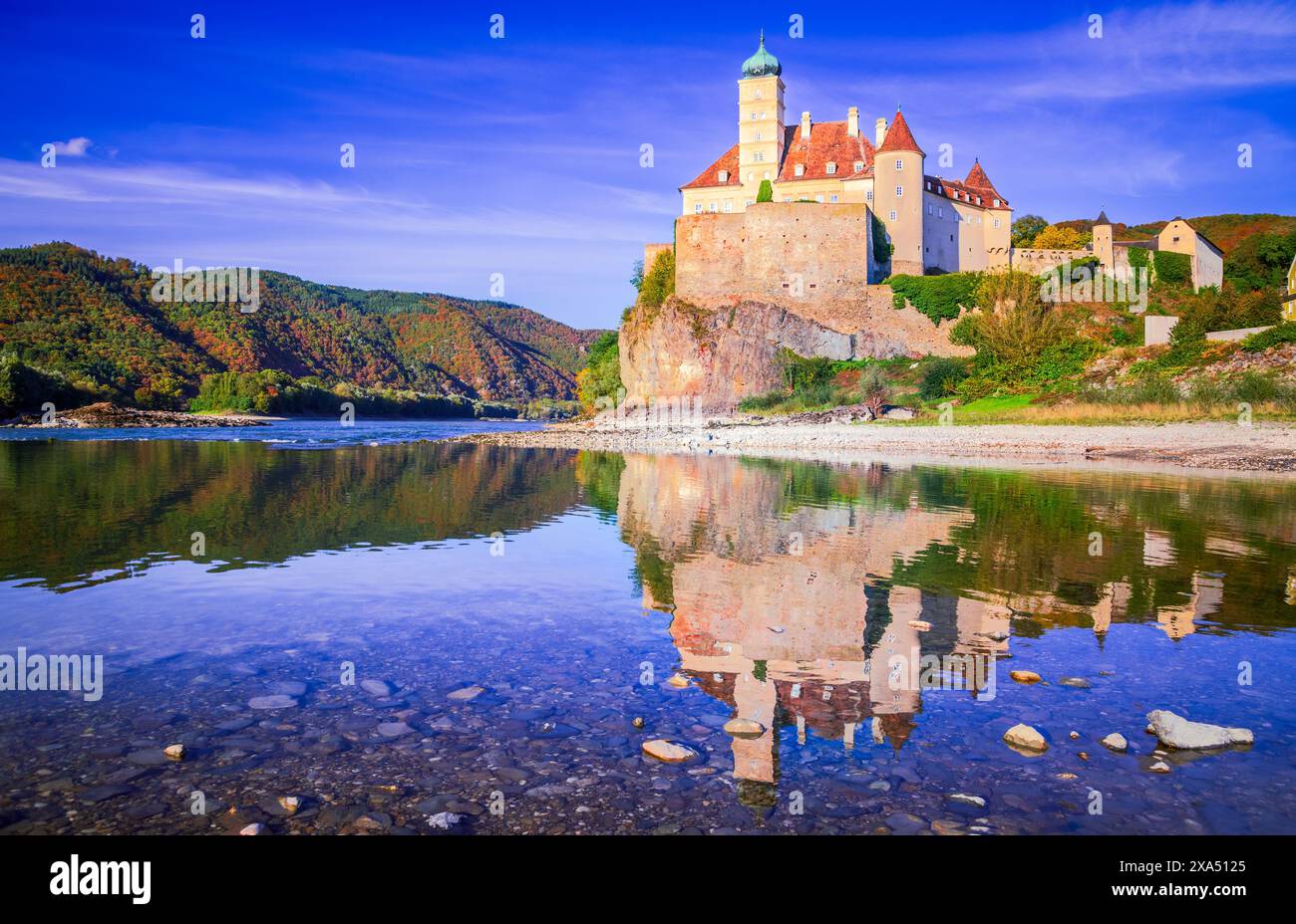 Wachau-Tal, Österreich. Kleine Burg Schönbühel oberhalb der Donau in der romantischen Herbstsonne, Niederösterreich. Stockfoto