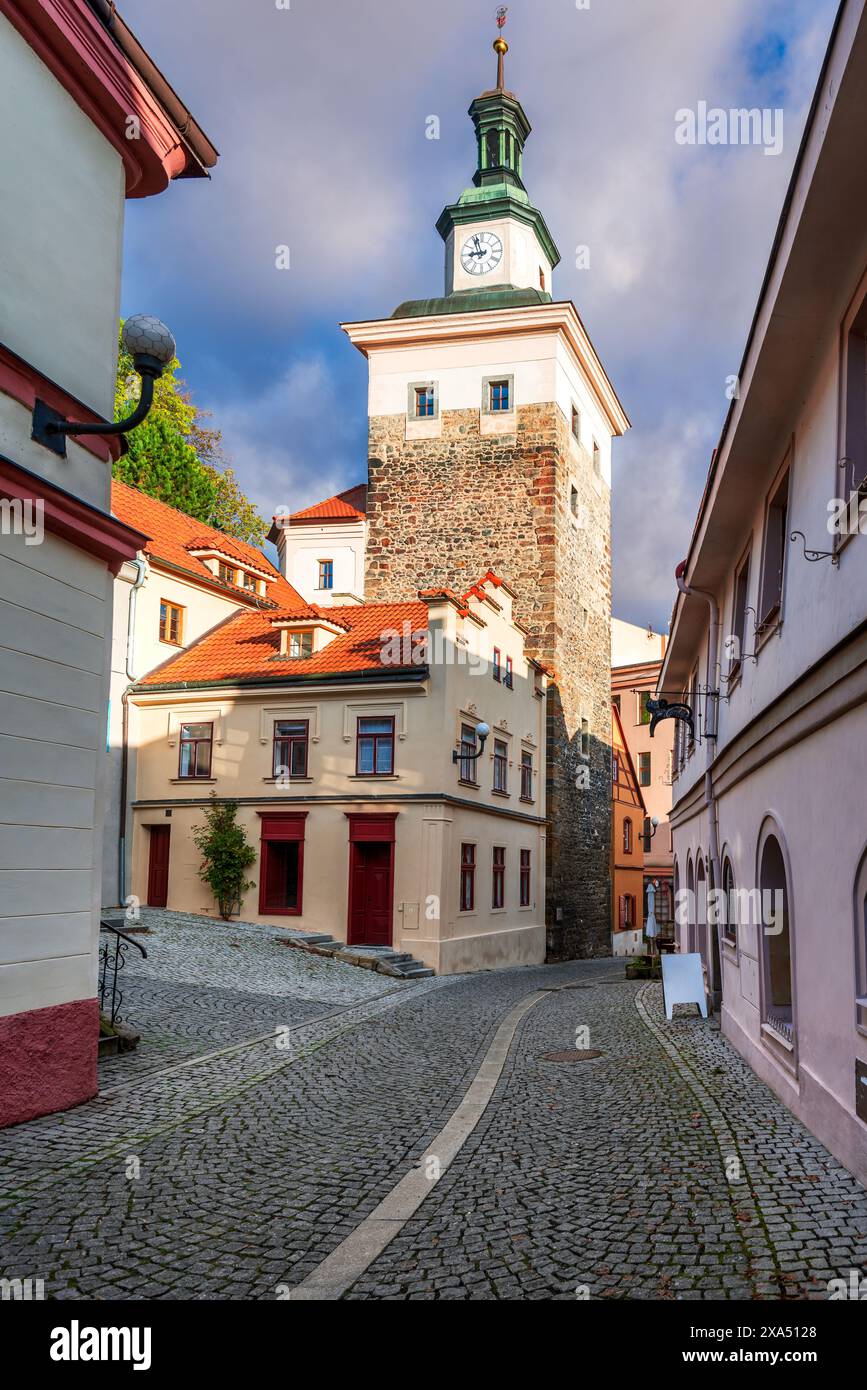 Loket, Tschechische Republik. Bezaubernde alte Straße in der mittelalterlichen Stadt und Blick auf den Schwarzen Turm. Stockfoto