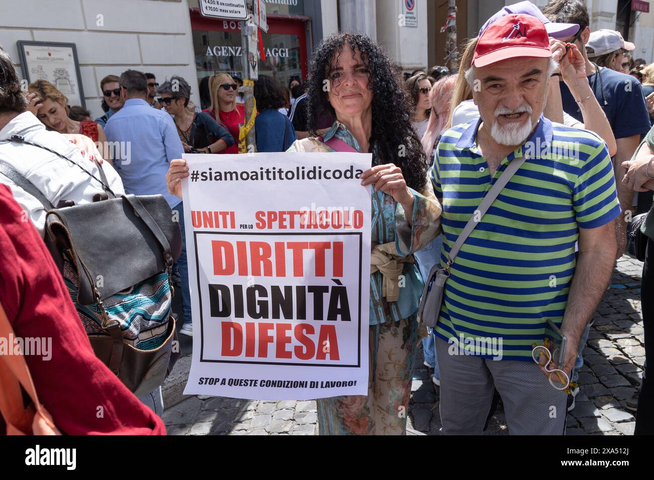 Rom, Italien. Juni 2024. Protest von Filmarbeitern auf der Piazza Santi Apostoli in Rom. Stockfoto