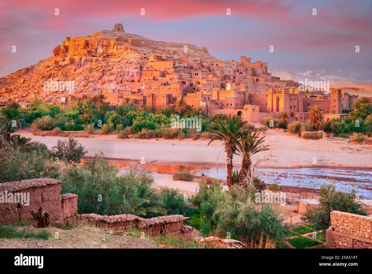 Ait-Benhaddou, Marokko. Eindrucksvolles Beispiel für Tonarchitektur und Kasbah in Nordafrika, Atlas Mountain Range im Hintergrund. Stockfoto