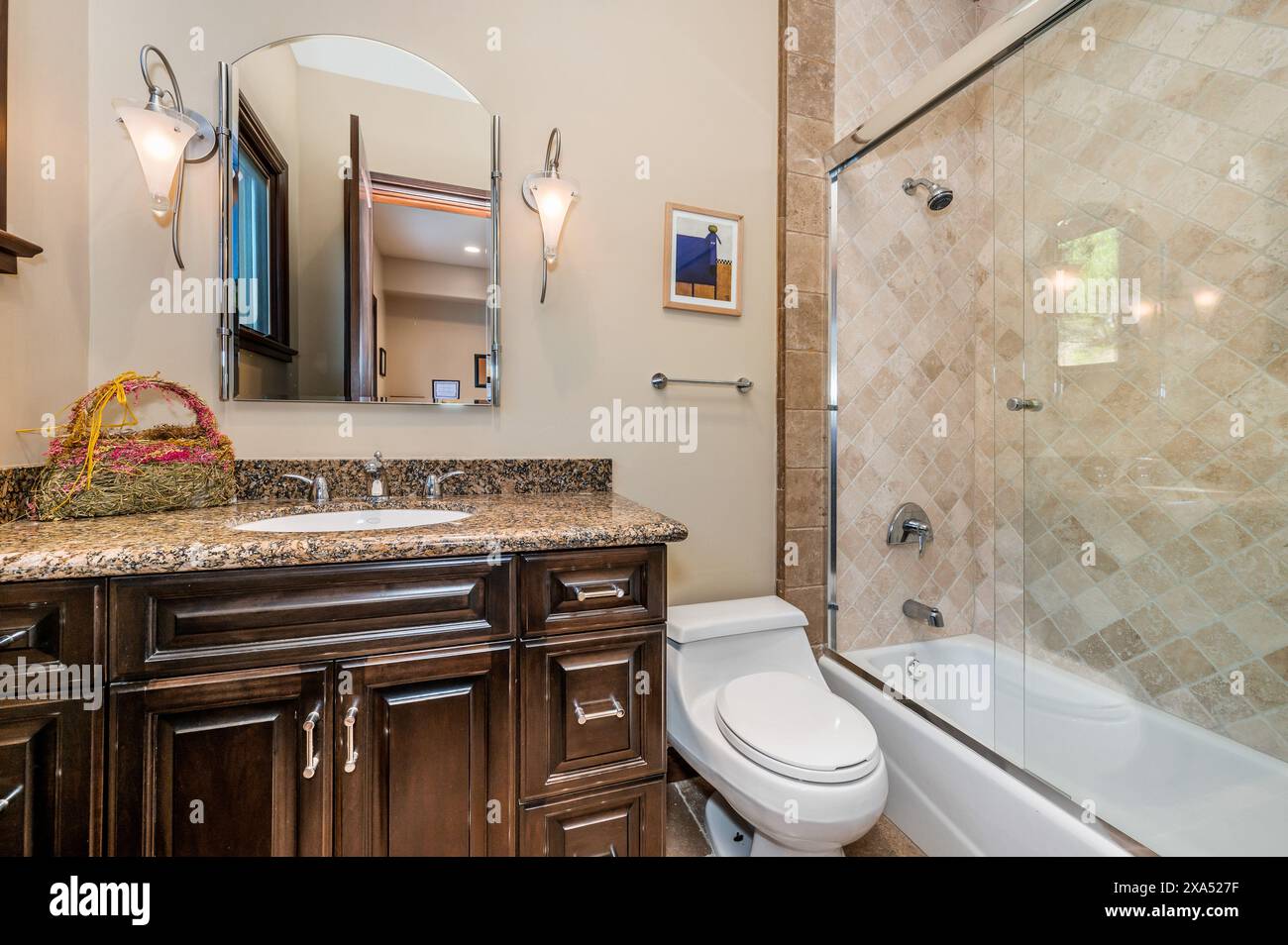 Ein luxuriöses Badezimmer mit Marmorablage und geräumiger bodenebener Dusche Stockfoto
