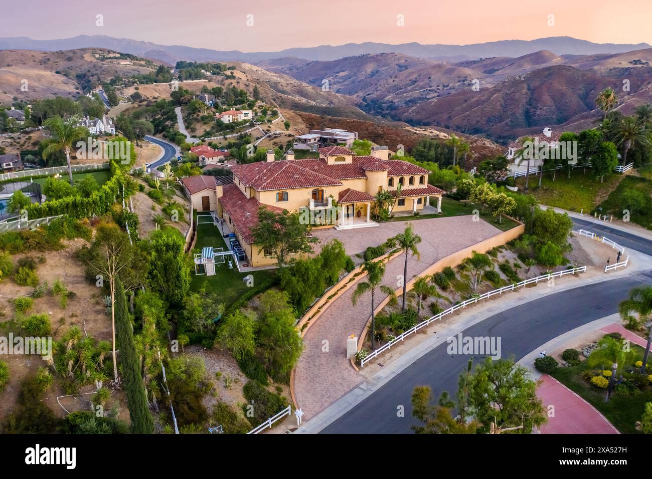 Ein Blick von außen auf ein luxuriöses Haus in Hidden Hills, Kalifornien. Stockfoto