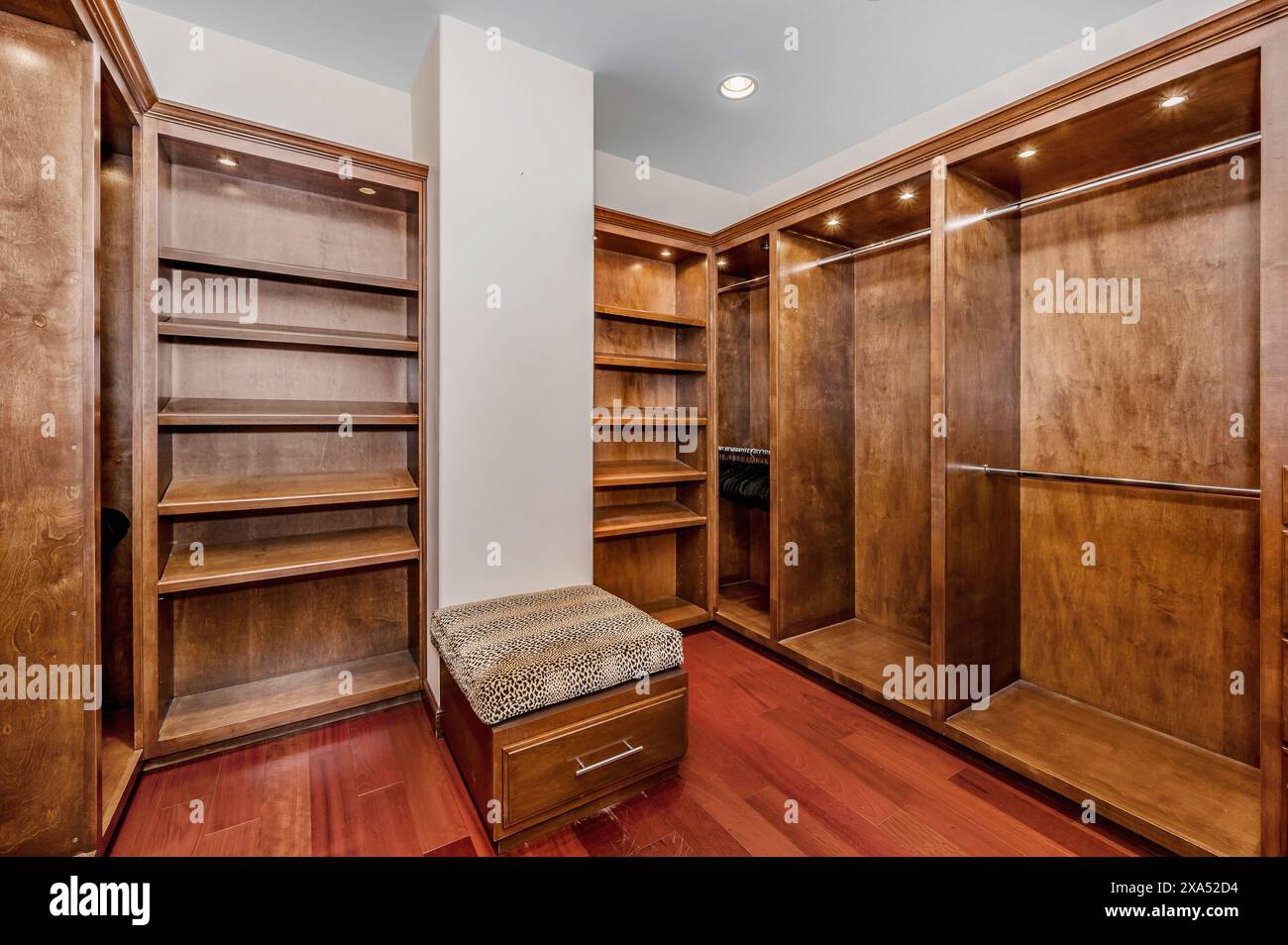 Ein gut organisierter Schrank mit zahlreichen Regalen und einer offenen Tür Stockfoto