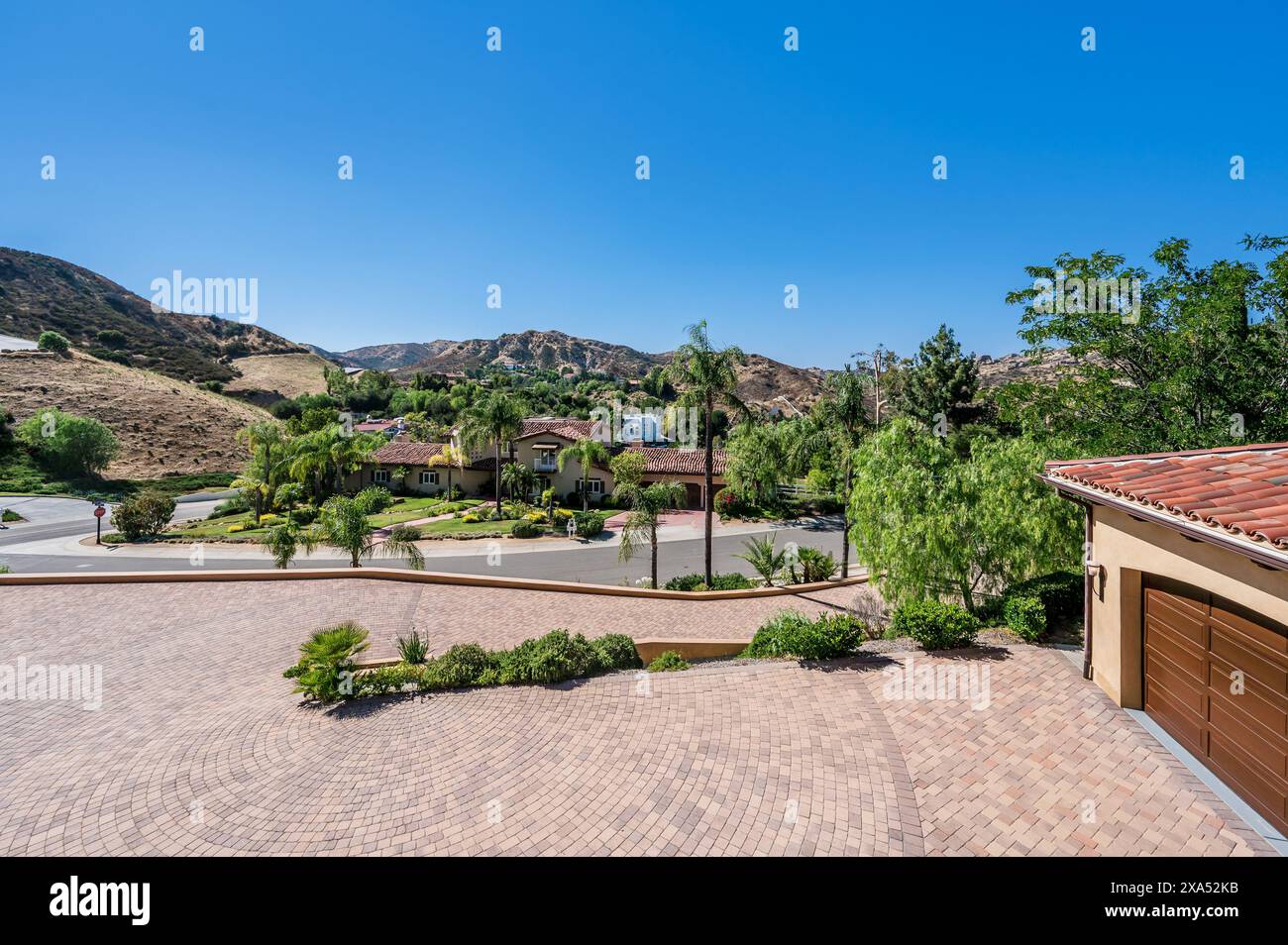 Ein Blick von außen auf ein luxuriöses Haus in Hidden Hills, Kalifornien. Stockfoto