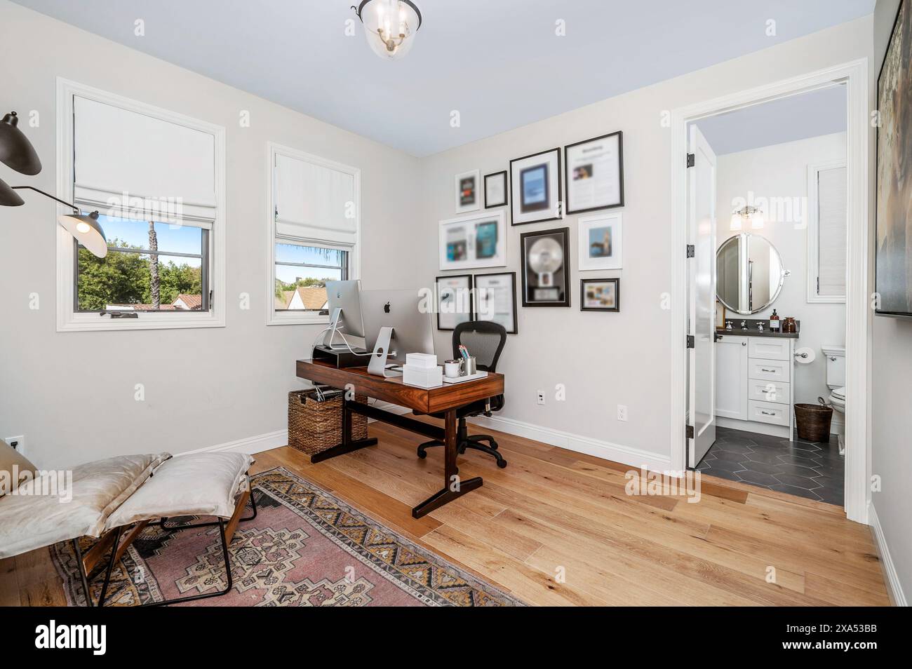 Minimalistischer Schreibtisch mit Stuhl und Lampe auf dem Boden Stockfoto