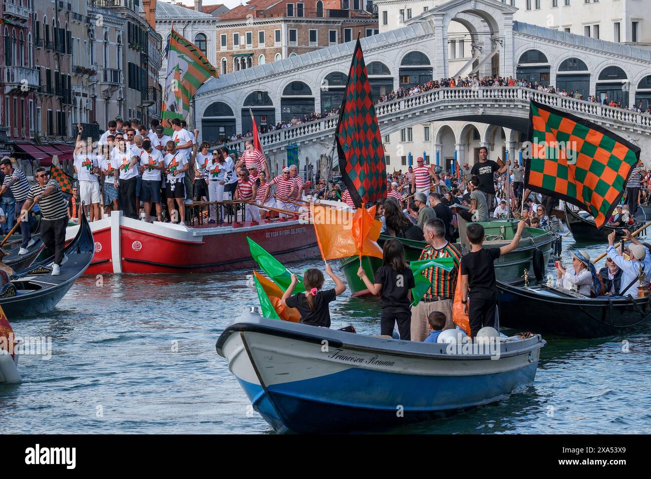 Venezia-Spieler feiern mit Fans die Beförderung zur Serie A auf dem Canal Grande in Venedig am 3. Juni 2024. Stockfoto