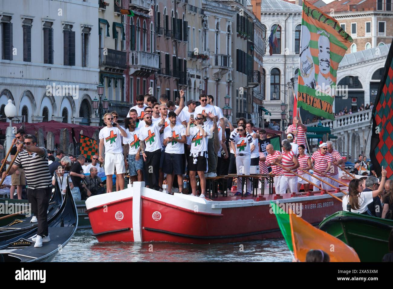 Venezia-Spieler feiern mit Fans die Beförderung zur Serie A auf dem Canal Grande in Venedig am 3. Juni 2024. Stockfoto