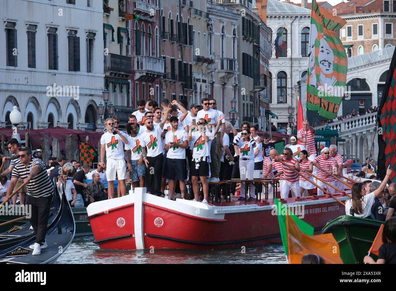 Venezia-Spieler feiern mit Fans die Beförderung zur Serie A auf dem Canal Grande in Venedig am 3. Juni 2024. Stockfoto