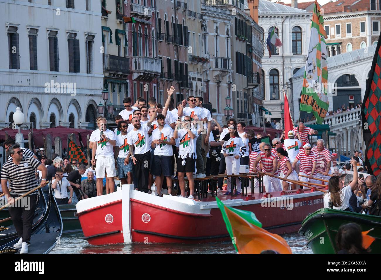 Venezia-Spieler feiern mit Fans die Beförderung zur Serie A auf dem Canal Grande in Venedig am 3. Juni 2024. Stockfoto