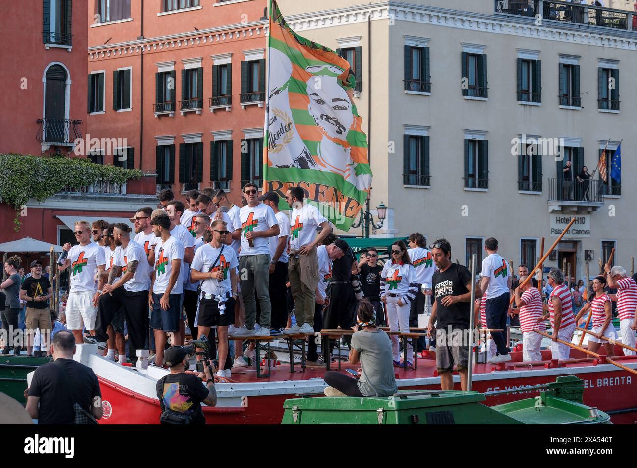 Venezia-Spieler feiern mit Fans die Beförderung zur Serie A auf dem Canal Grande in Venedig am 3. Juni 2024. Stockfoto