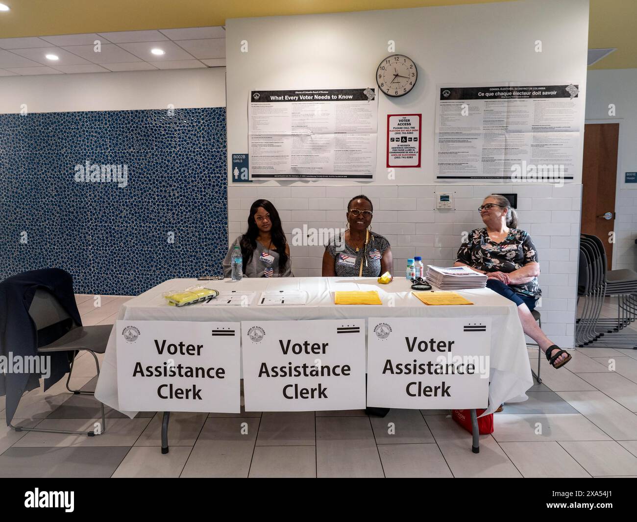 Washington, District of Columbia, USA. Juni 2024. GEANNIE DONALDSON, DENISE PARKER und MARY LOU CANNEY stellen den Wählerassistenztisch während des Wahlbezirks der Demokratischen Volksrepublik ColumbiaÃs. Jeder glaubt an die Wichtigkeit, anderen zu helfen und zu wählen. Die Wahlbeteiligung ist gering, da alle registrierten Wähler Briefwahlstimmen erhielten und frühzeitig in frühen Wahlzentren in der Stadt abstimmen konnten. Stockfoto