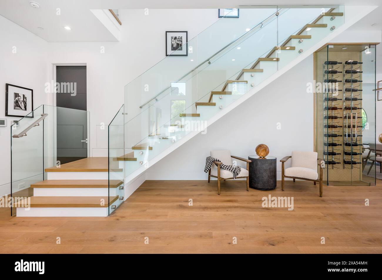 Moderne Wohntreppe mit Holz- und Metallelementen, mit Glasgeländern Stockfoto