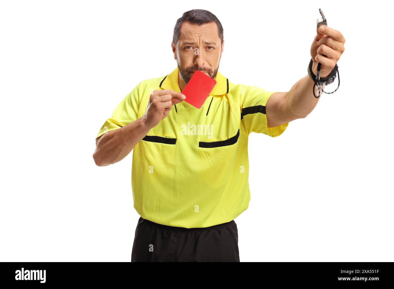 Ein wütender Fußballschiedsrichter hält eine Pfeife und zeigt eine rote Karte auf weißem Hintergrund Stockfoto