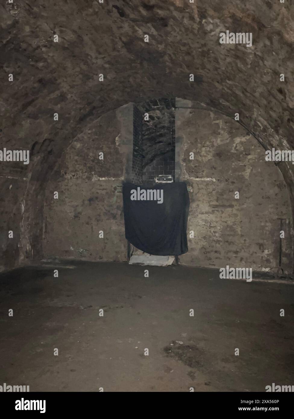 Ein Steintunnel mit Metalltor und Fenster in Schottland Stockfoto