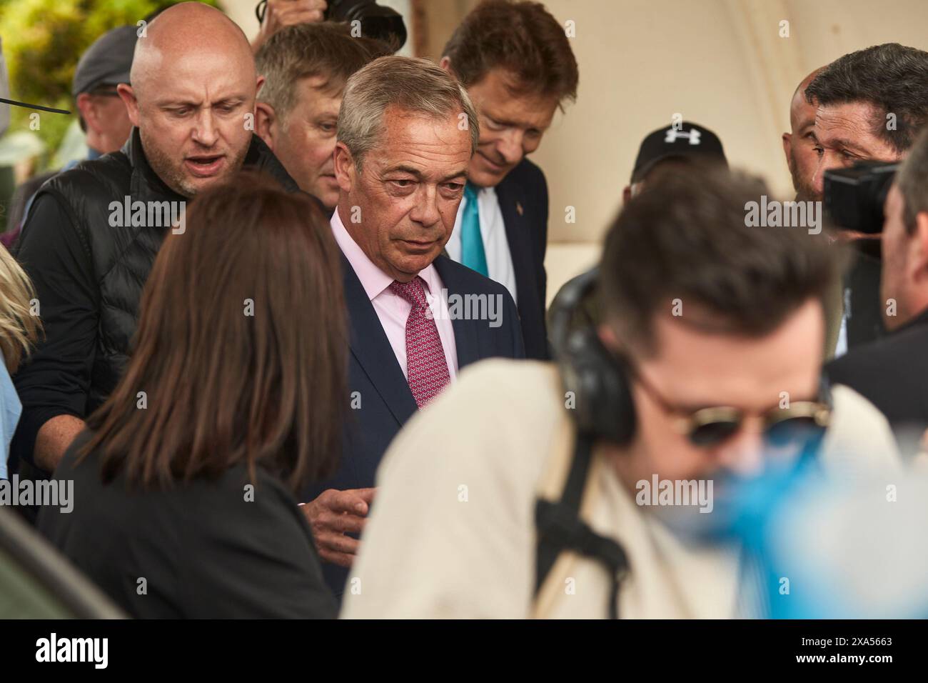 Nigel Farage startet 2024 die Wahlkampagne in Clacton on Sea, Essex. Als Vertreter der britischen Reformpartei kommt er an, um mit den Zuschauern zu sprechen Stockfoto