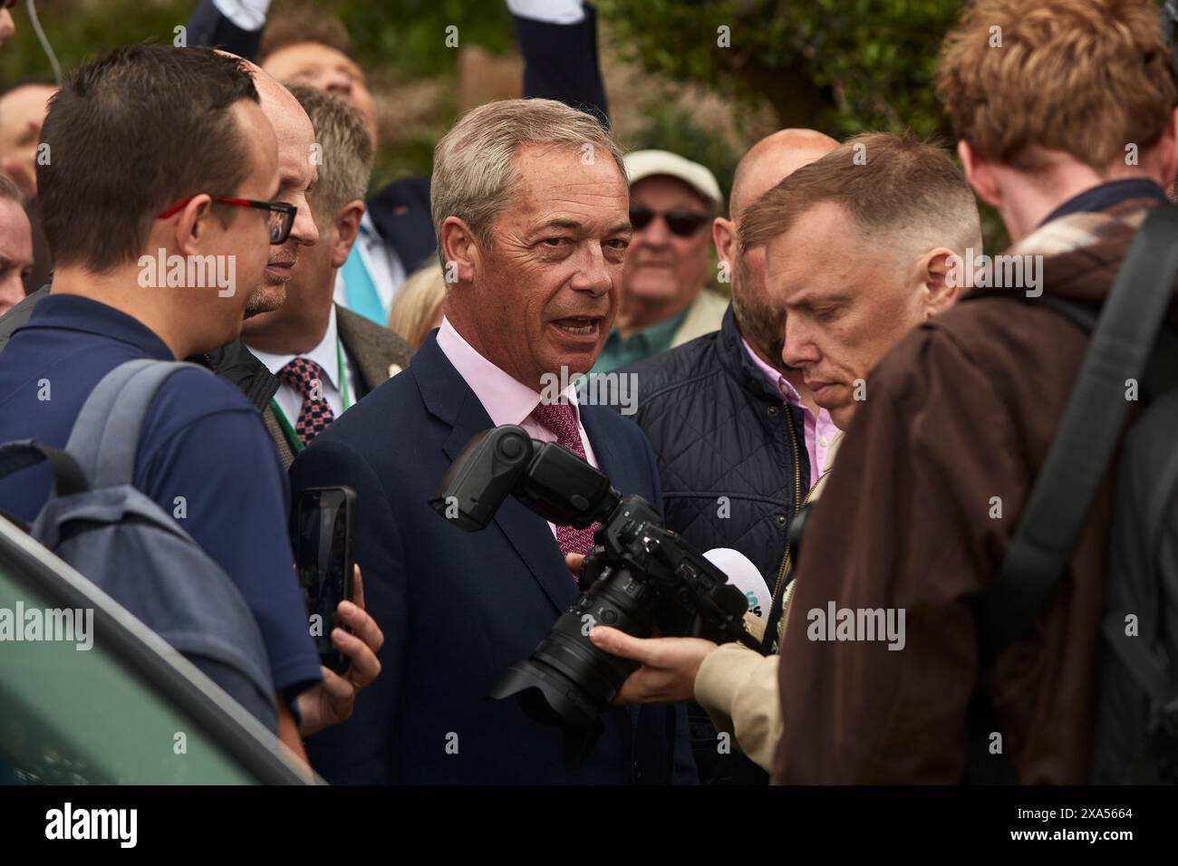 Nigel Farage startet 2024 die Wahlkampagne in Clacton on Sea, Essex. Als Vertreter der britischen Reformpartei kommt er an, um mit den Zuschauern zu sprechen Stockfoto