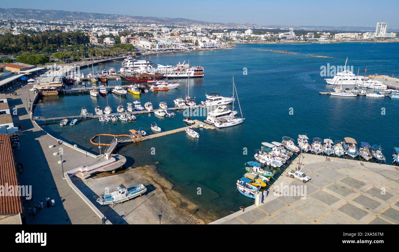 Blick aus der Vogelperspektive auf Paphos Hafen und Uferpromenade, paphos, Republik Zypern. Stockfoto