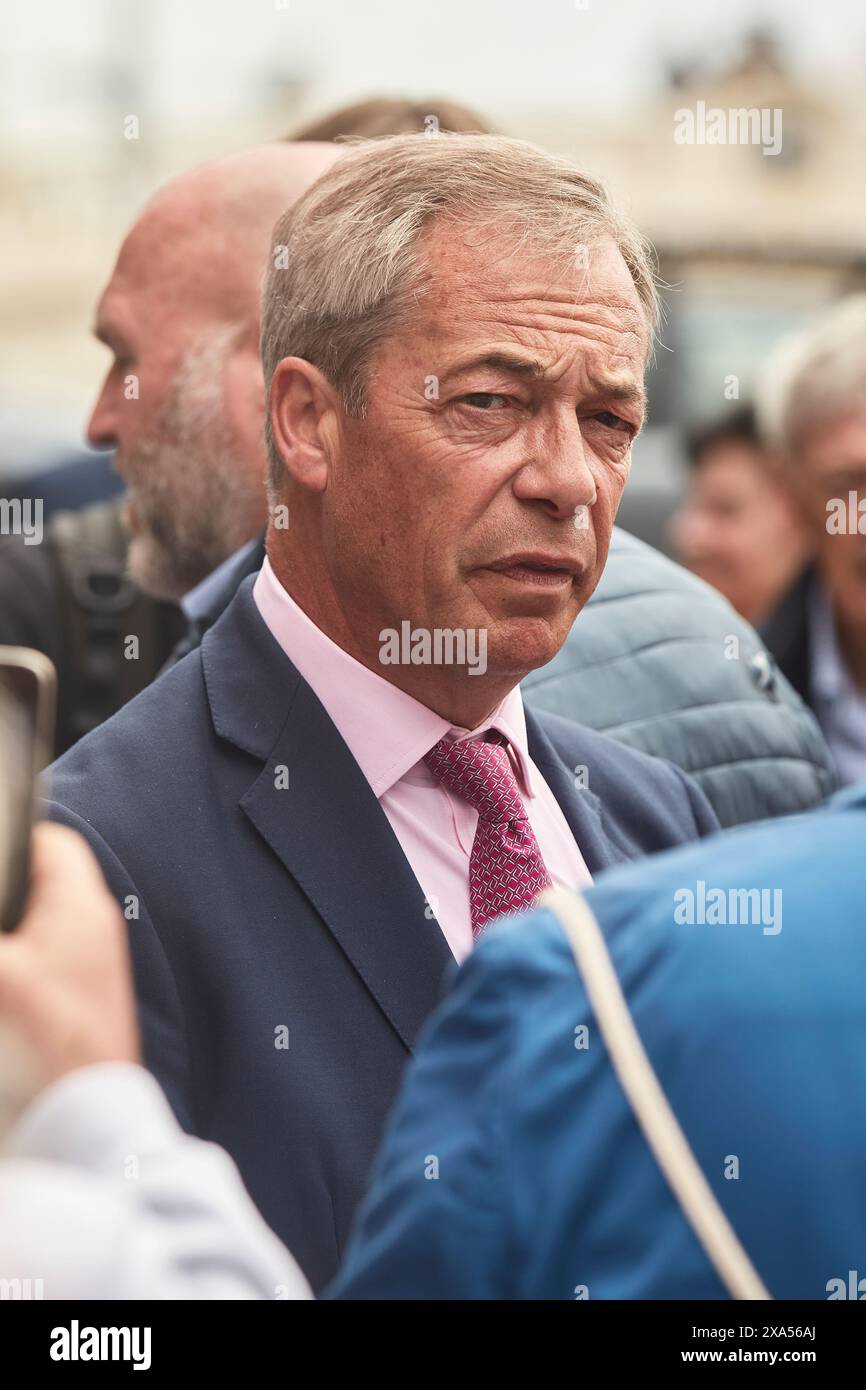 Nigel Farage startet 2024 die Wahlkampagne in Clacton on Sea. Als Vertreter der von ihm geleiteten Reform UK-Partei ist er vor einem Pub abgebildet Stockfoto