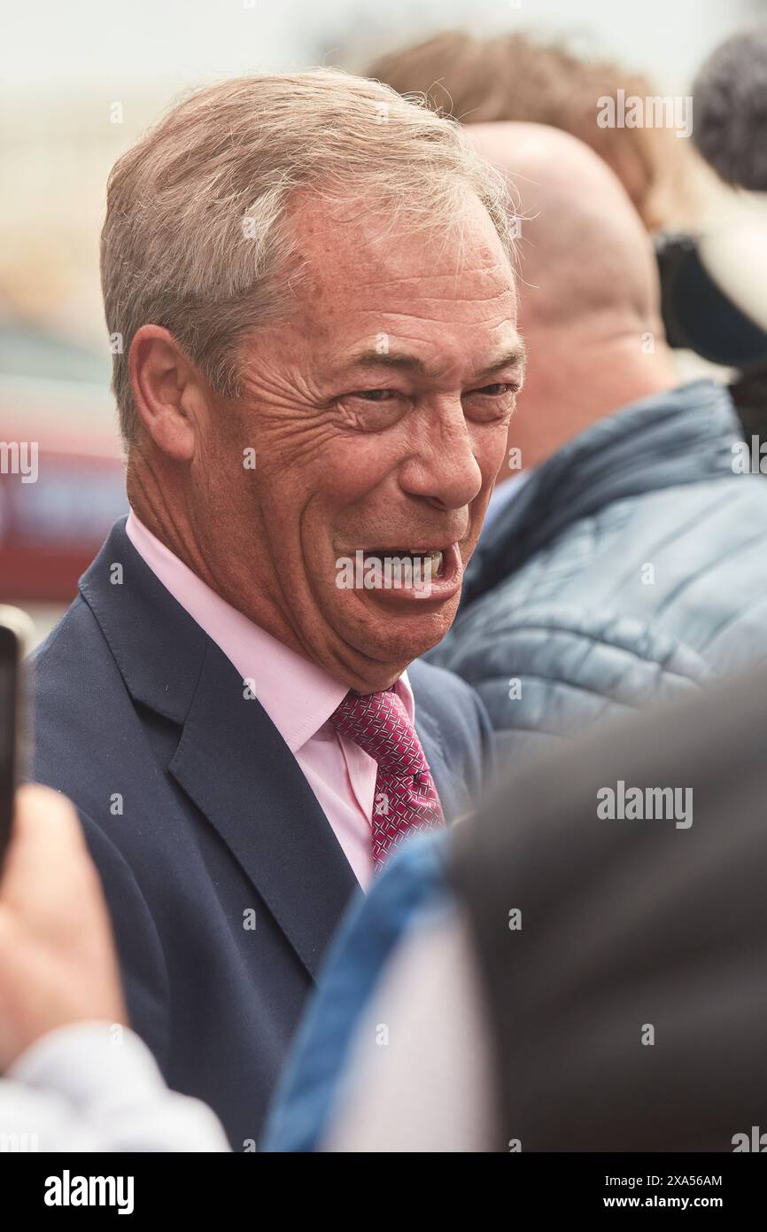 Nigel Farage startet 2024 die Wahlkampagne in Clacton on Sea. Als Vertreter der von ihm geleiteten Reform UK-Partei ist er vor einem Pub abgebildet Stockfoto