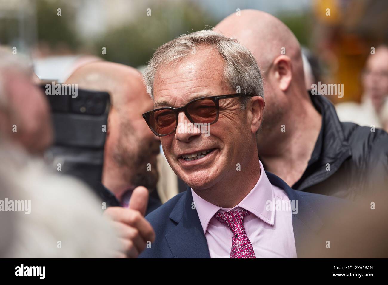 Nigel Farage startet 2024 die Wahlkampagne in Clacton on Sea. Als Vertreter der von ihm geleiteten Reform UK-Partei ist er vor einem Pub abgebildet Stockfoto