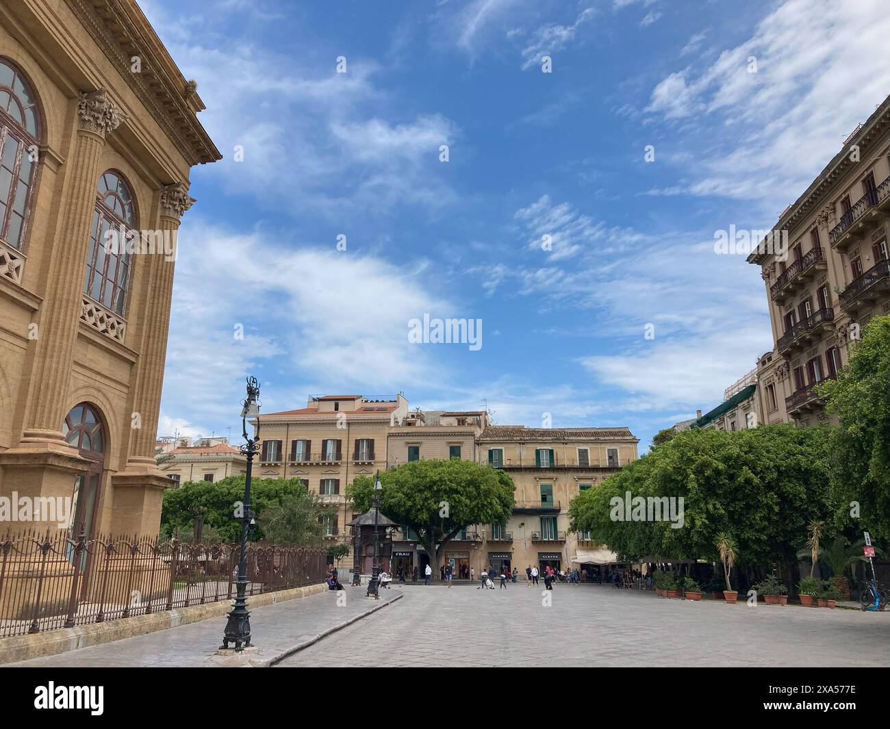 Italien, Palermo - 11. April 2024: Massimo Theater auf blauem Himmel Hintergrund Stockfoto